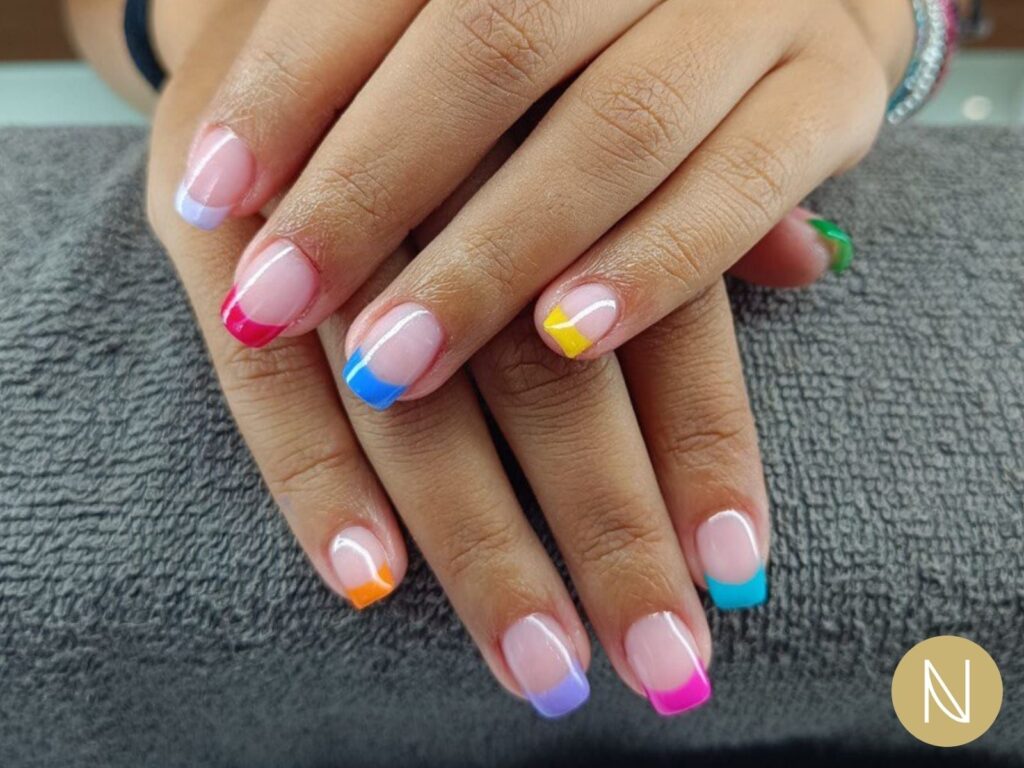 Unghie sane con manicure colorata