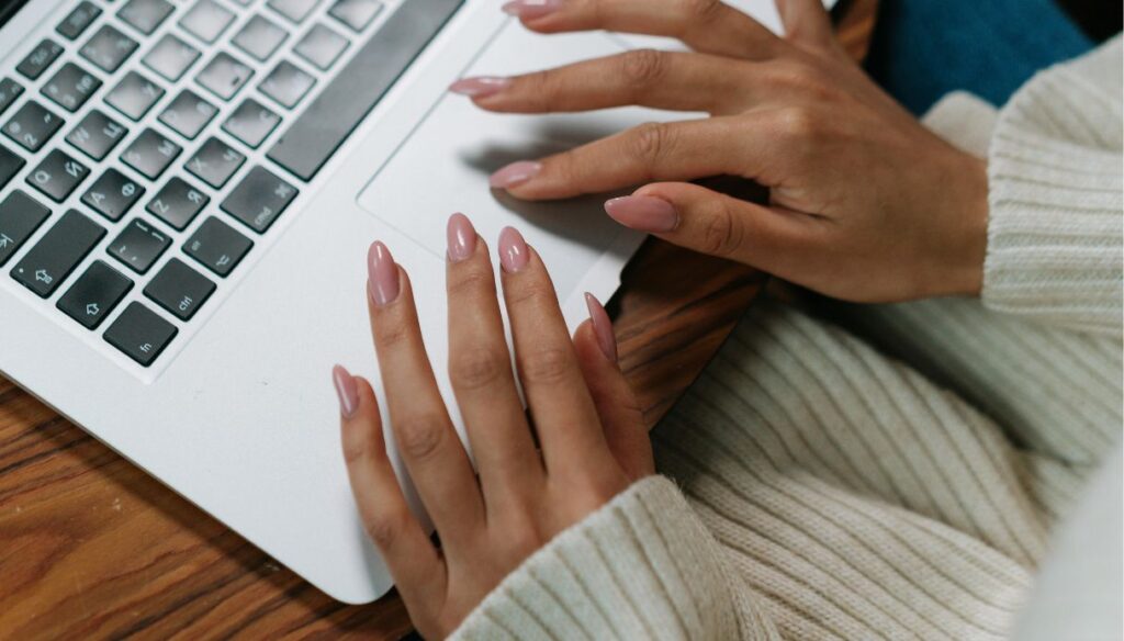 abitudini digitali e unghie abitudini digitali e unghie