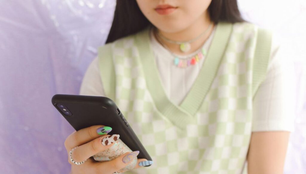 abitudini digitali e unghie