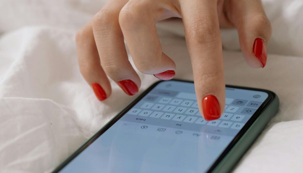 abitudini digitali e unghie