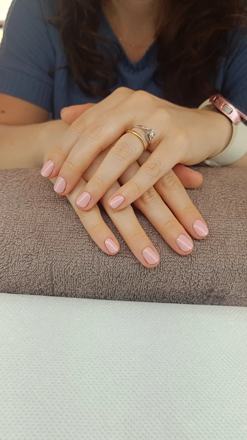 unghie pelle abbronzata: i colori