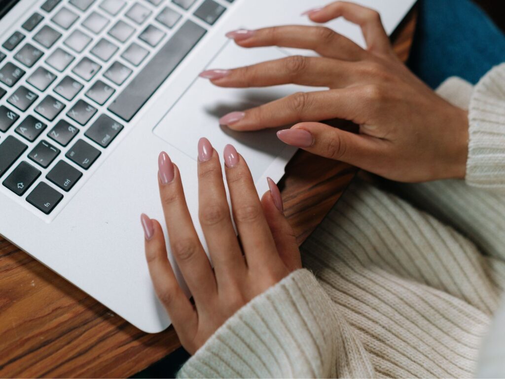 manicure ufficio: colori e idee